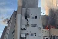 Mulher se pendura em ar condicionado para salvar mãe e criança de incêndio