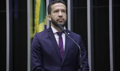 Conselho de Ética livra Janones por usar camisa com crítica à anistia