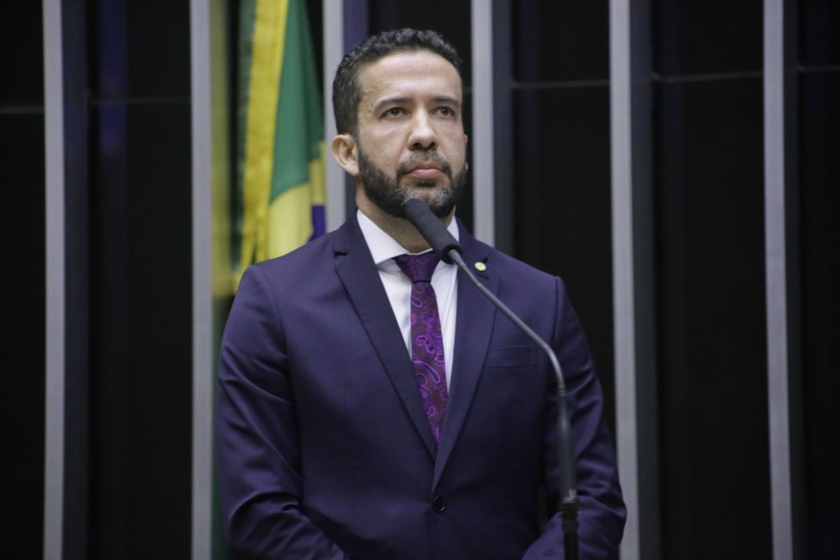 Janones pede ao TSE reativação imediata do canal “Exército do Lula”