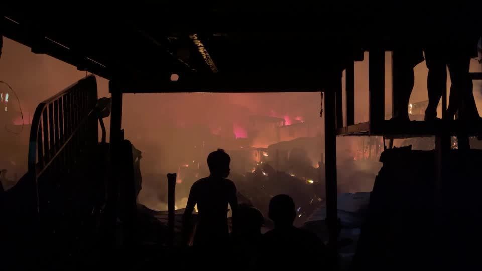 Incêndio atinge grande área residencial na cidade de Malabon, nas Filipinas