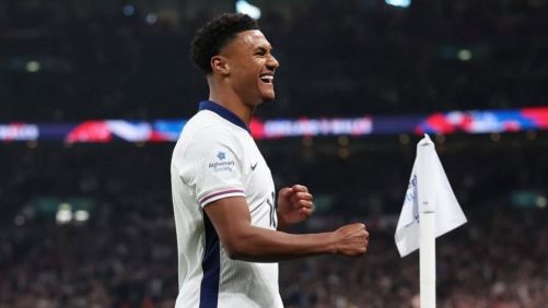 Ollie Watkins comemora gol pela Inglaterra