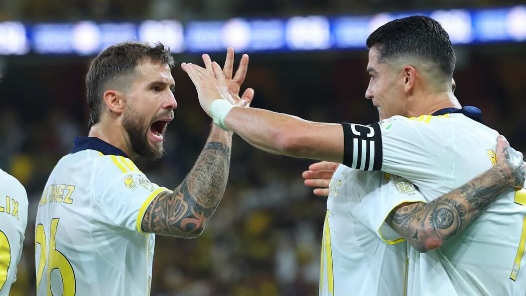 Iñigo Martínez e Cristiano Ronaldo em campo pelo Al-Nassr