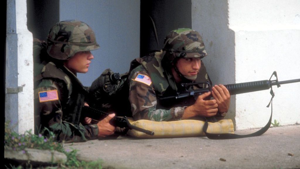 Dois soldados dos Estados Unidos na sacada de um prédio após a invasão e ocupação americana para destituir o general Manuel Antonio Noriega, do Panamá