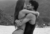 Namorada de Medina posta fotos românticas e ganha elogio do surfista