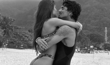 Namorada de Medina posta fotos românticas e ganha elogio do surfista