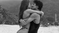 Namorada de Medina posta fotos românticas e ganha elogio do surfista