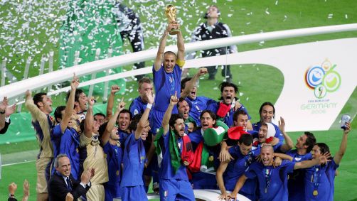 Cannavaro levanta a taça de campeão do mundo em 2006