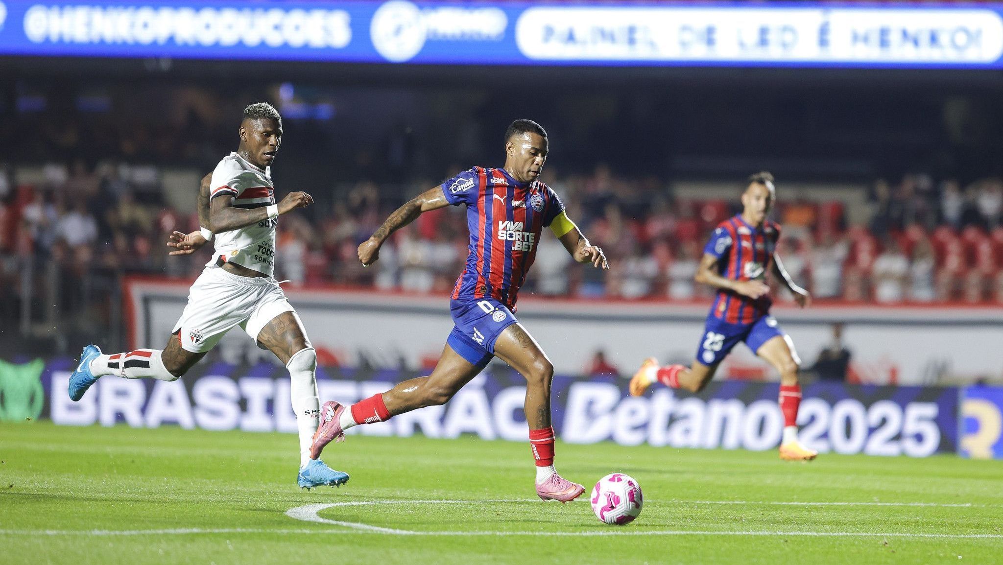 Jean Lucas, do Bahia, em campo contra o São Paulo, pelo Brasileirão