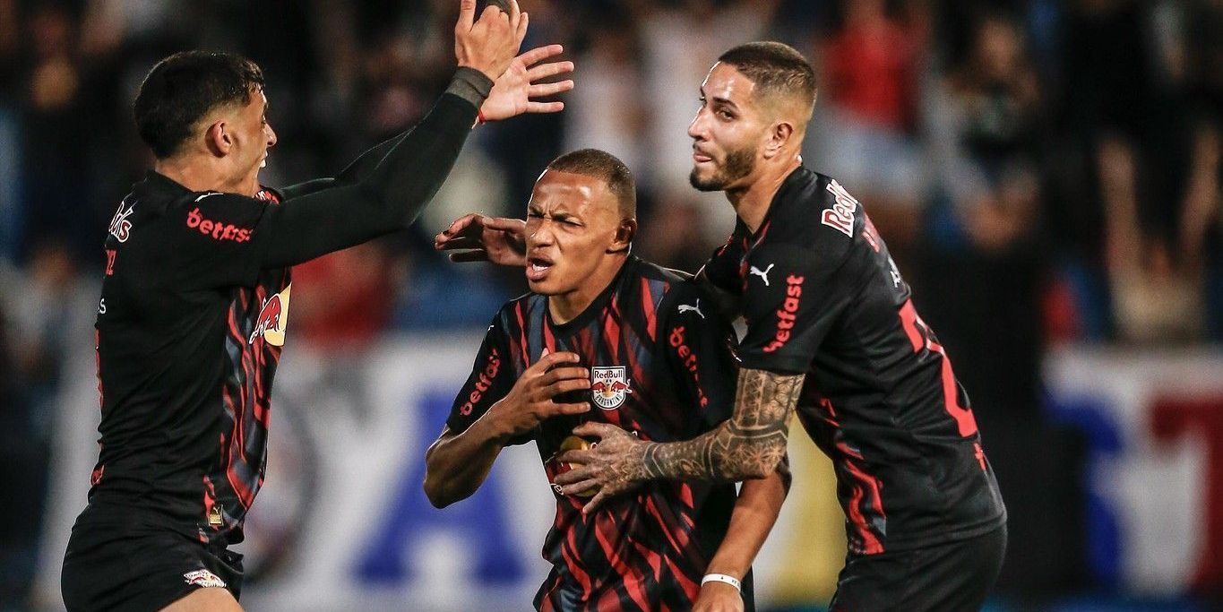 Jhon Jhon, do Red Bull Bragantino, comemorando seu gol contra o Grêmio, pelo Brasileirão