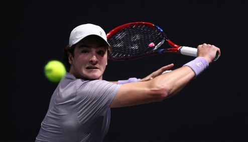 João Fonseca em ação na estreia do Masters 1000 de Paris contra o canadense Denis Shapovalov