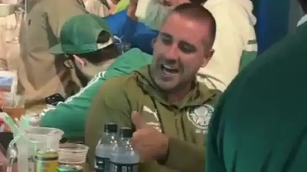 João Martins em bar com torcedores do Palmeiras