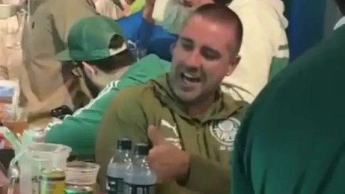 João Martins em bar com torcedores do Palmeiras