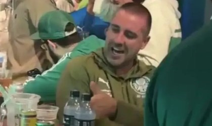 João Martins em bar com torcedores do Palmeiras
