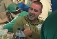 Auxiliar de Abel no Palmeiras celebra classificação à final em bar com torcedores