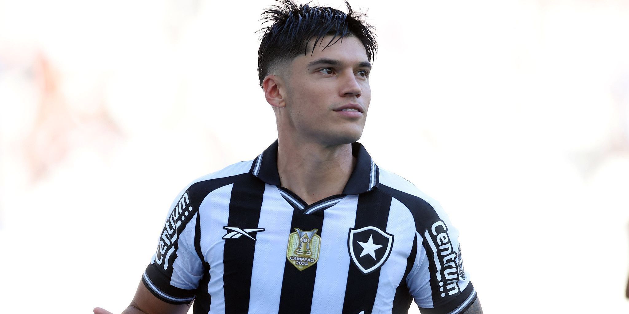 Joaquín Correa, do Botafogo, comemorando o seu gol contra o Santos, pelo Brasileirão
