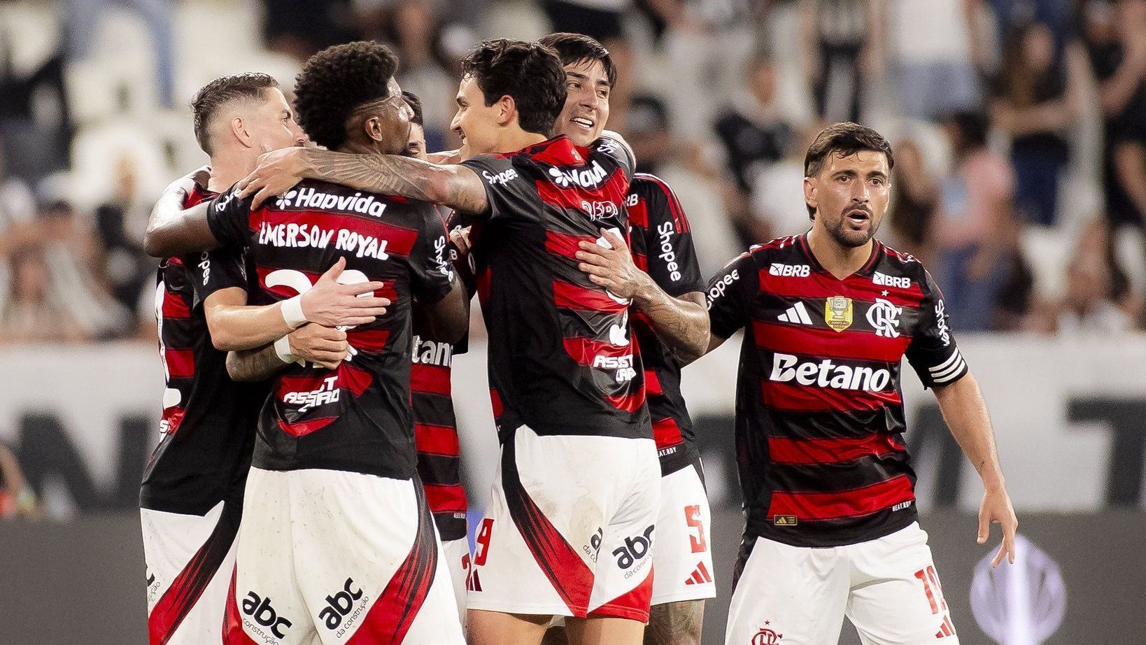 Jogadores do Flamengo comemorando um dos gols contra o Botafogo, pelo Brasileirão