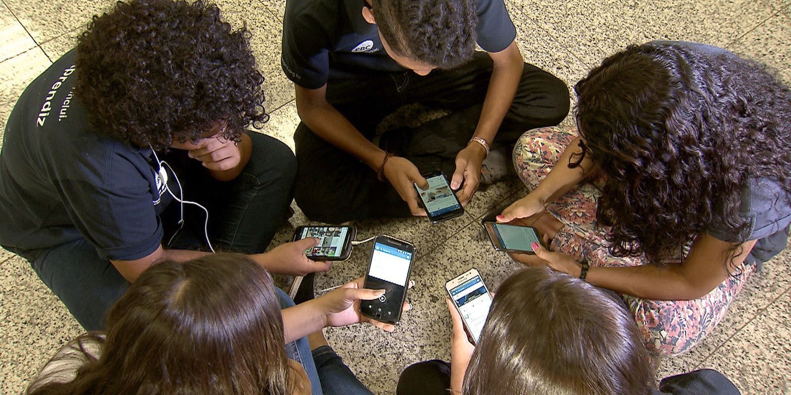 jovens-celulares-classificacao-indicativa