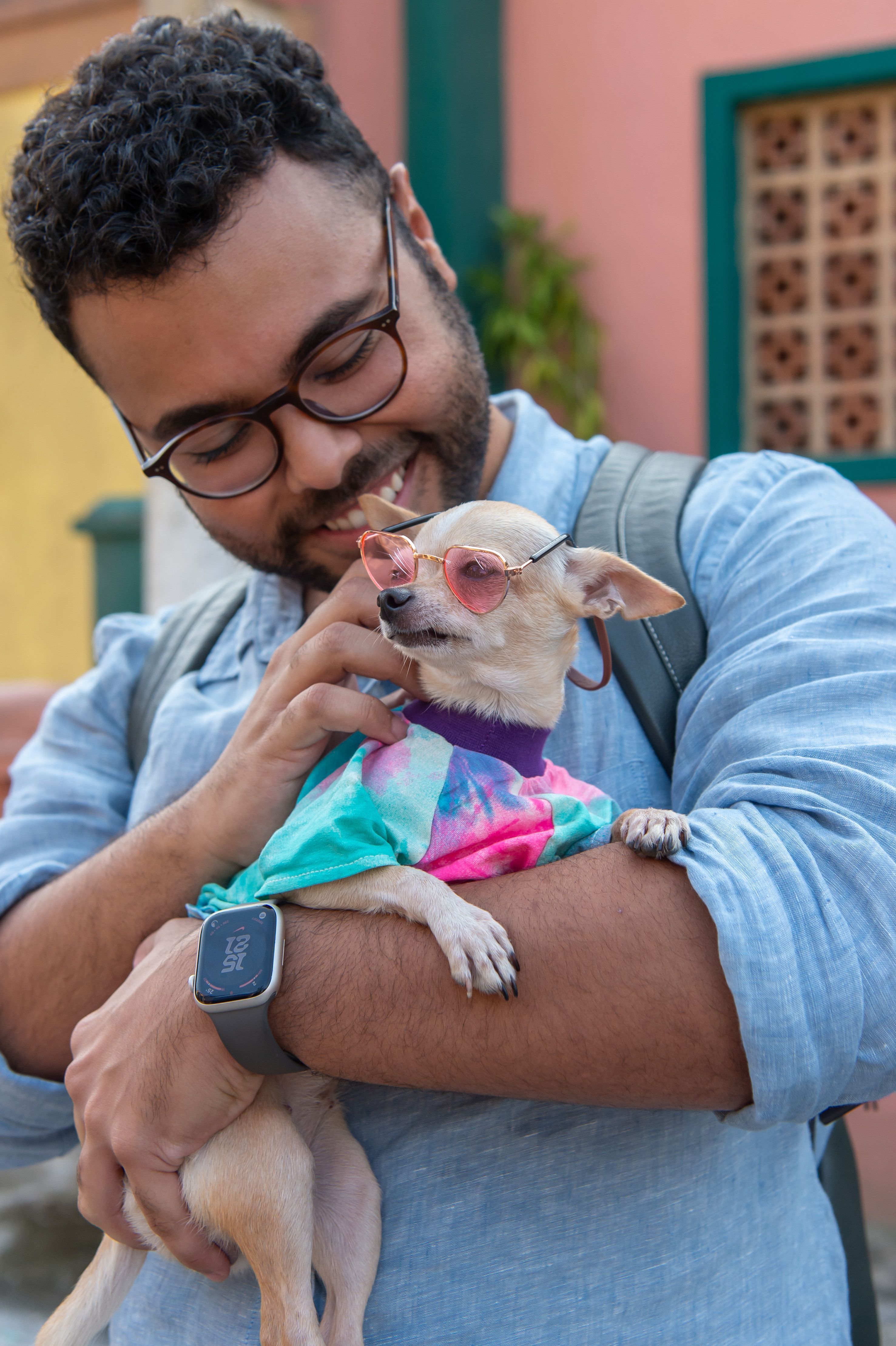 Juan Jullian e a cachorrinha Mirna • Divulgação/Acervo Pessoal