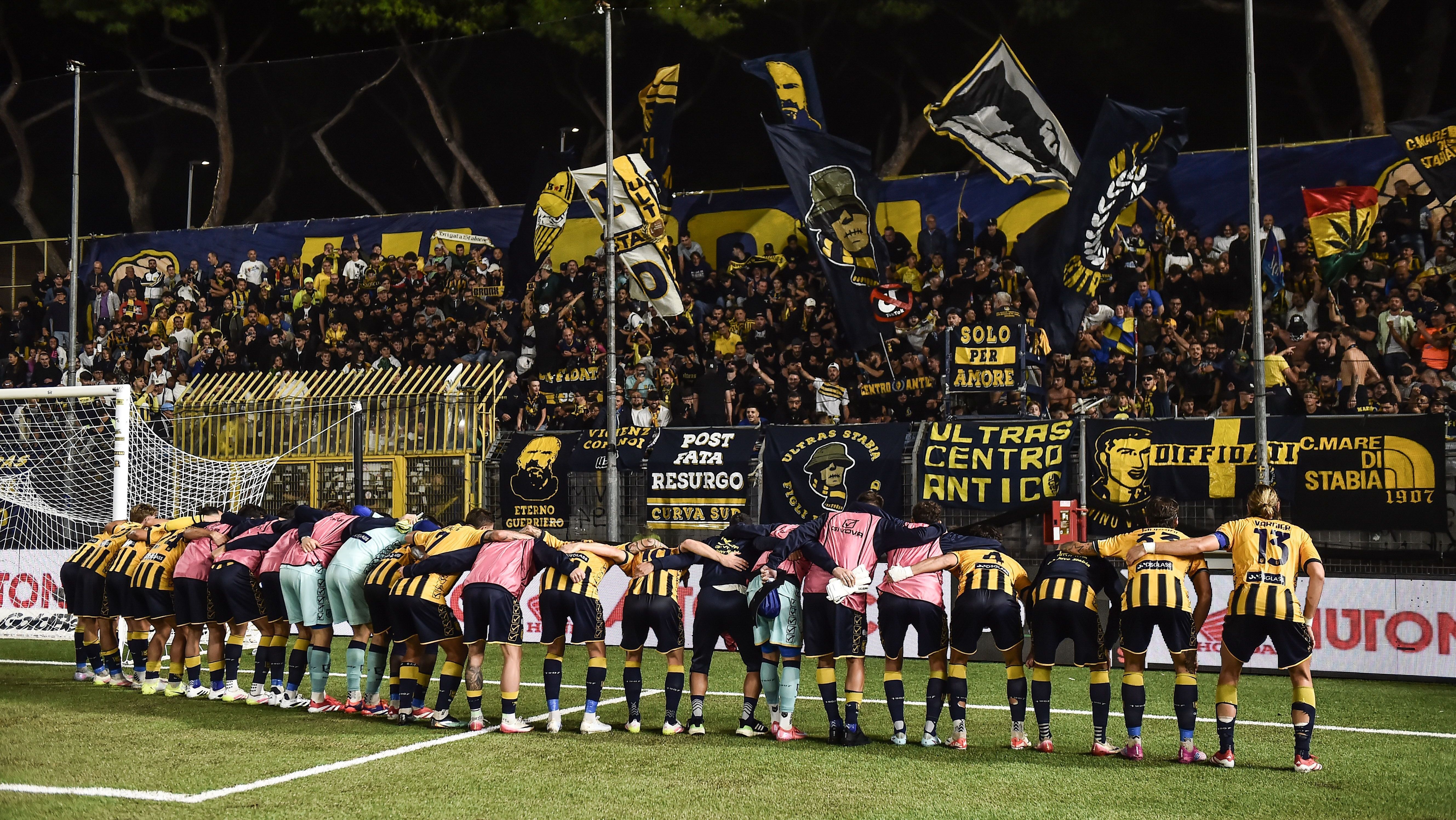 Torcedores da Juve Stabia em jogo da equipe na Serie B italiana