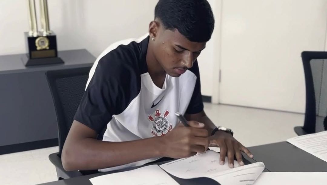 Kauã Dias, do sub-17 do Corinthians, assina primeiro contrato profissional da carreira
