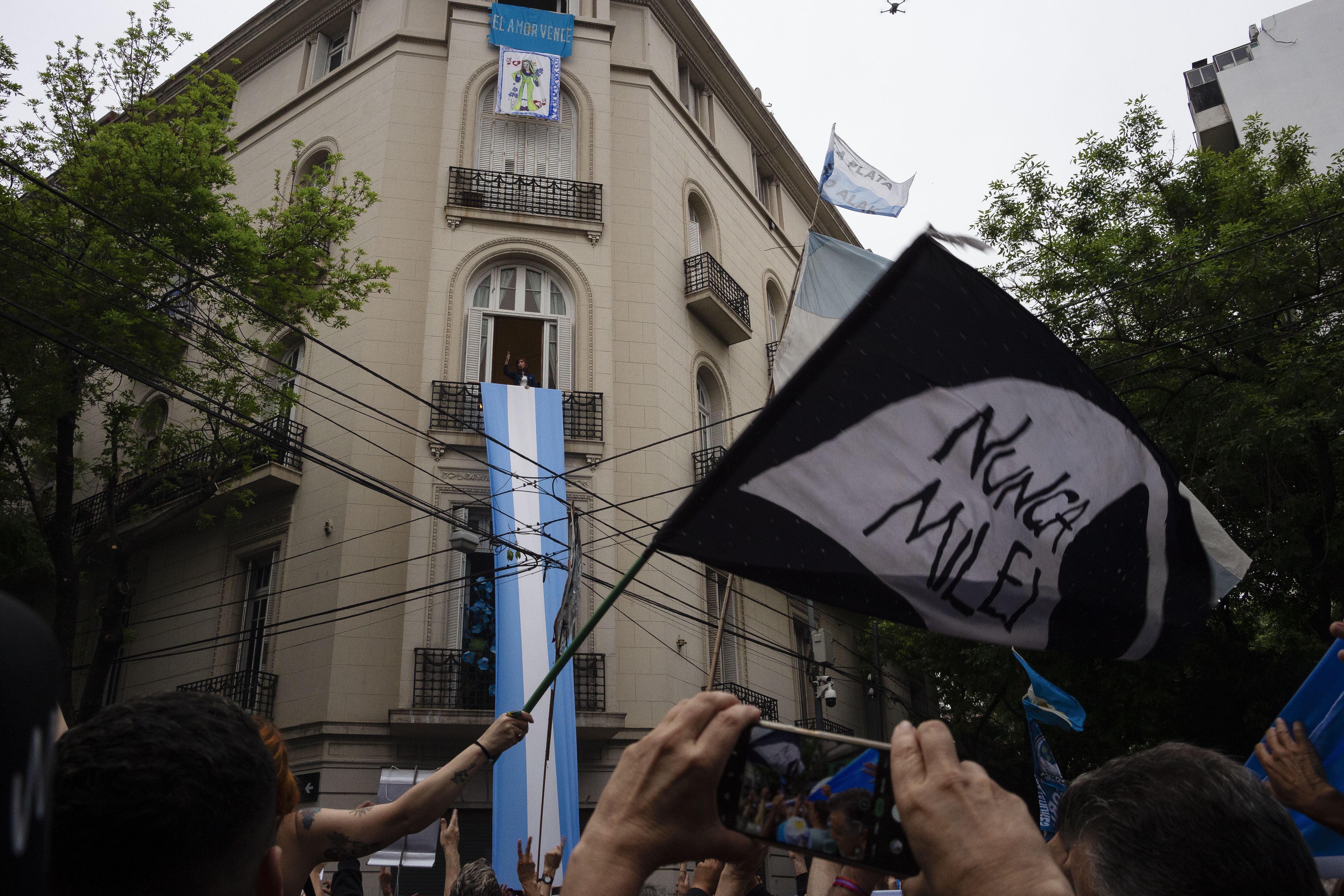 Peronistas comemoram o Dia da Lealdade e demonstram apoio à ex-presidente argentina Cristina Fernández de Kirchner em frente à sua residência, onde ela está atualmente em prisão domiciliar, antes das eleições de meio de mandato de 26 de outubro, consideradas cruciais para o governo do presidente argentino Javier Milei, em Buenos Aires, Argentina, 17 de outubro de 2025. • Catriel Gallucci Bordoni/NurPhoto via Getty Images