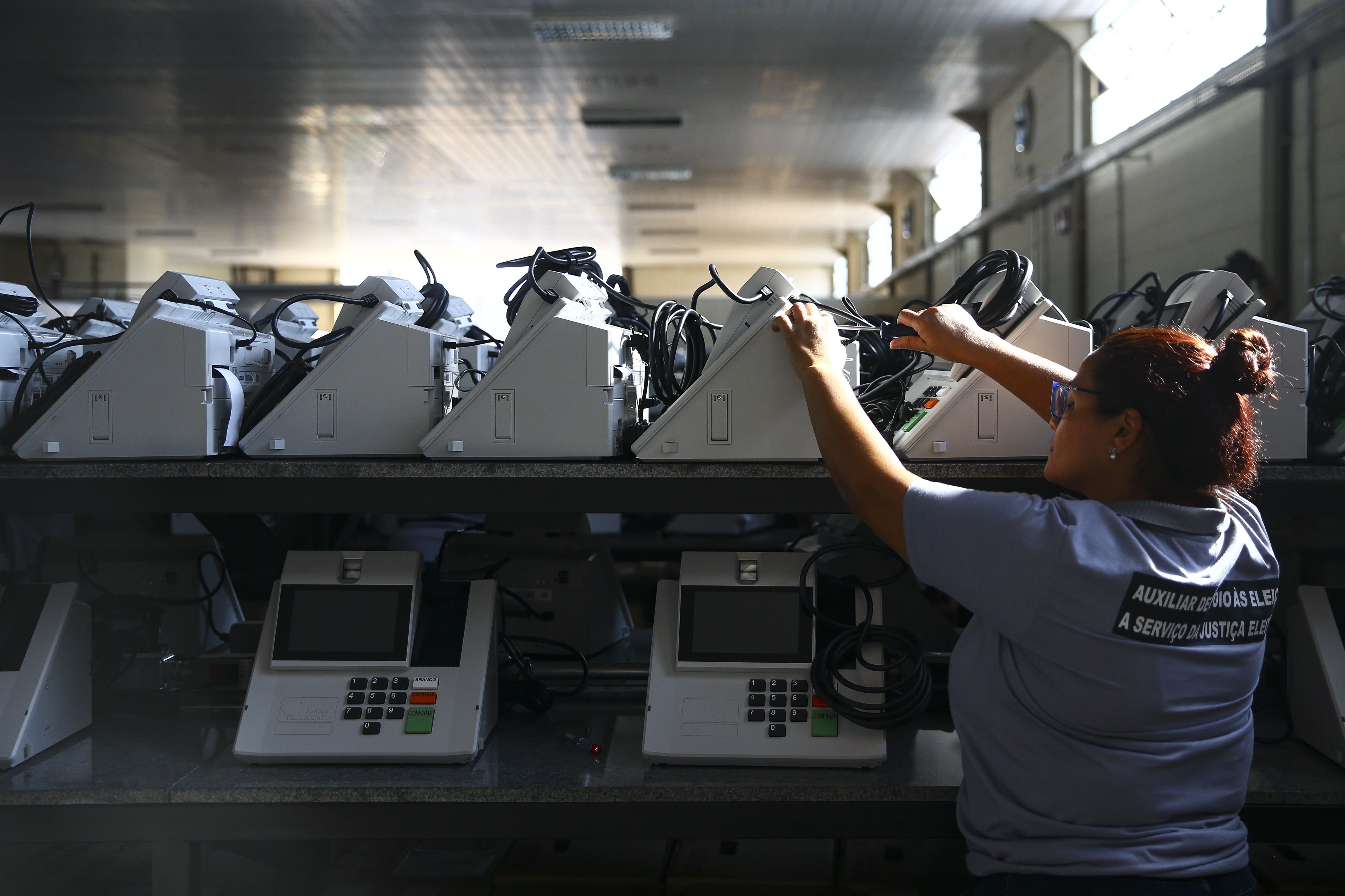 Técnicos do TRE-DF realizam a conferência e a lacração de urnas eletrônicas para o 1º turno das Eleições 2022.