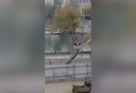 Vídeo mostra ladrões do Louvre fugindo após roubarem joias da França