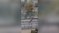 Vídeo mostra ladrões do Louvre fugindo após roubarem joias da França