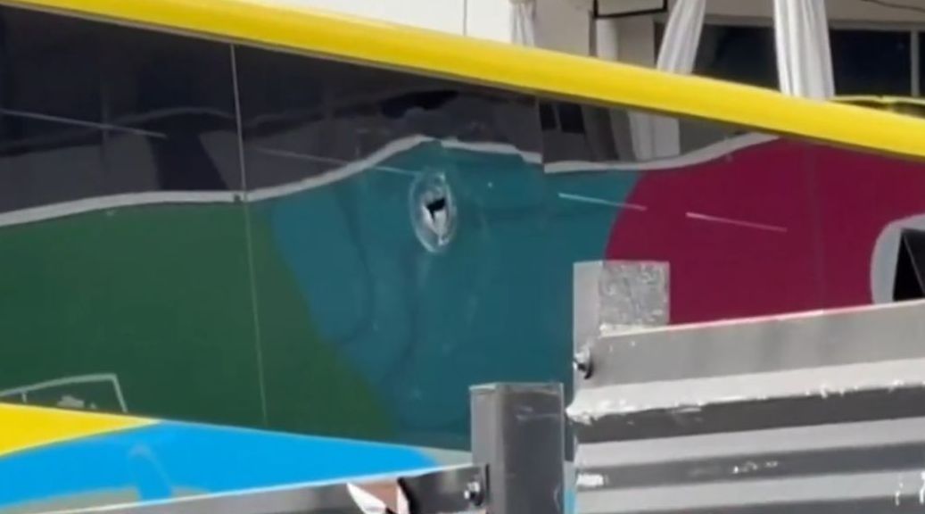 Ônibus do Lanús que foi apedrejado por torcedores da Universidad de Chile
