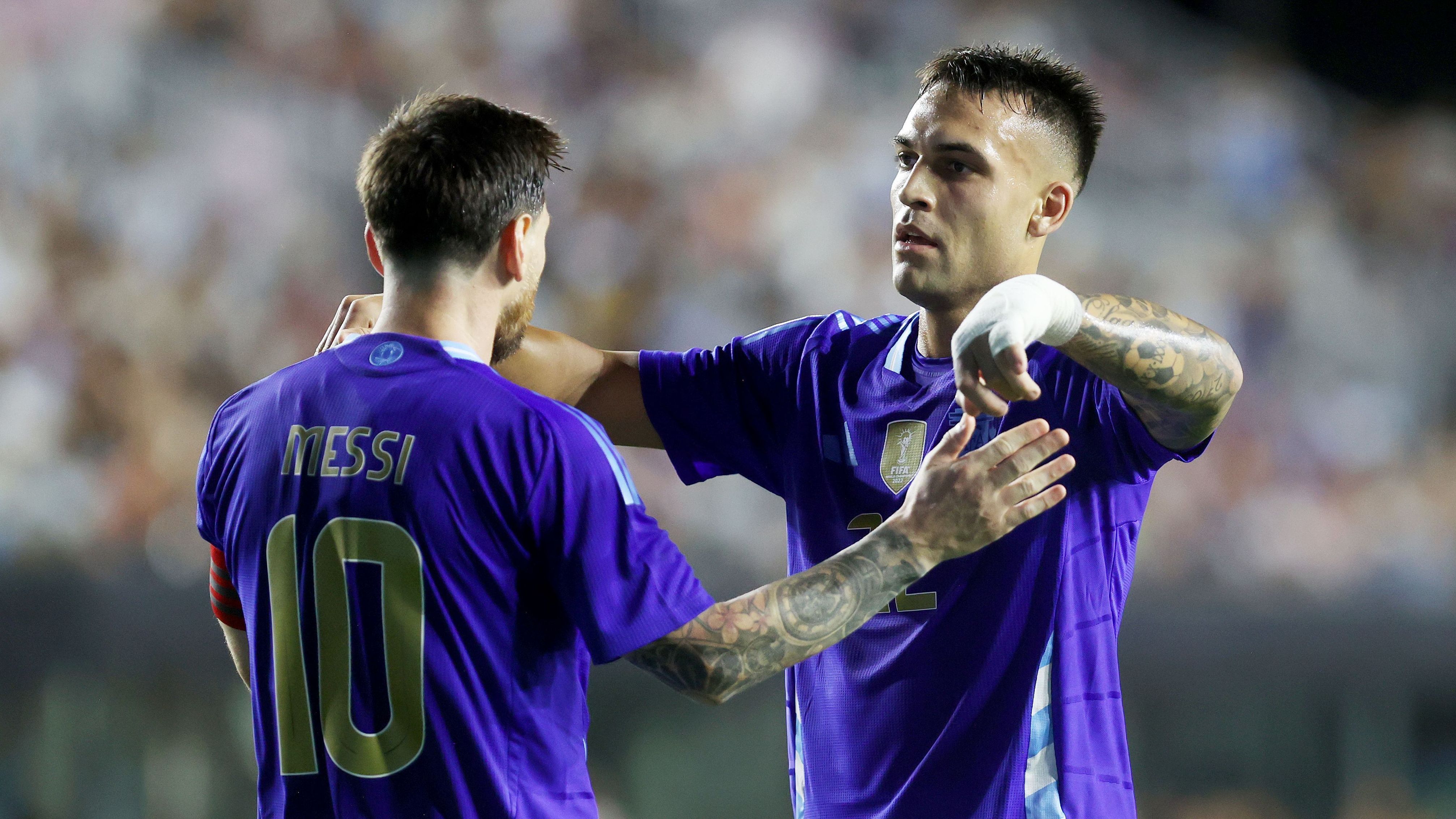 Lautaro Martínez comemora gol diante de Porto Rico com Lionel Messi
