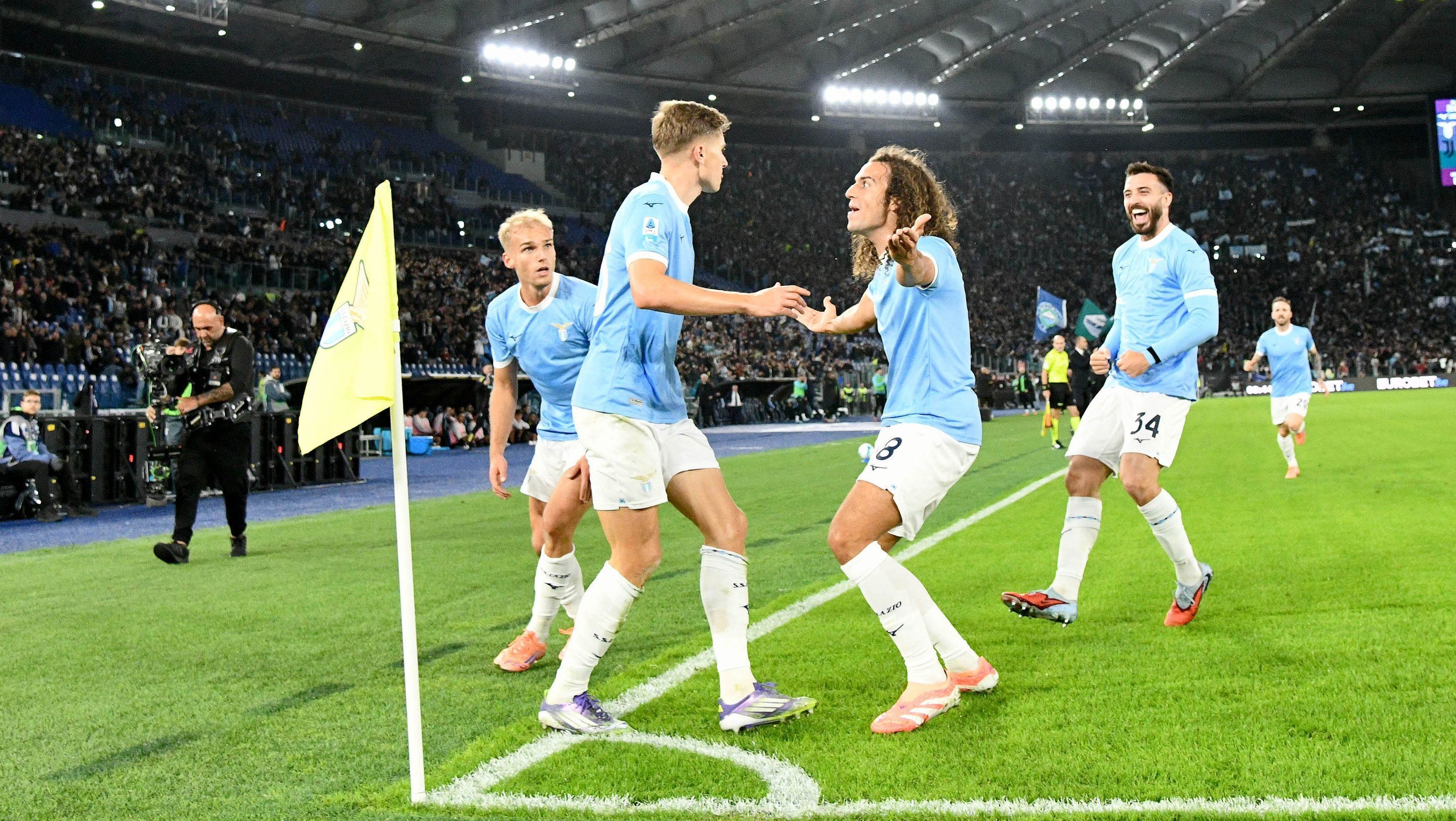 Jogadores da Lazio comemorando o gol da vitória sobre a Juventus, pelo Campeonato Italiano