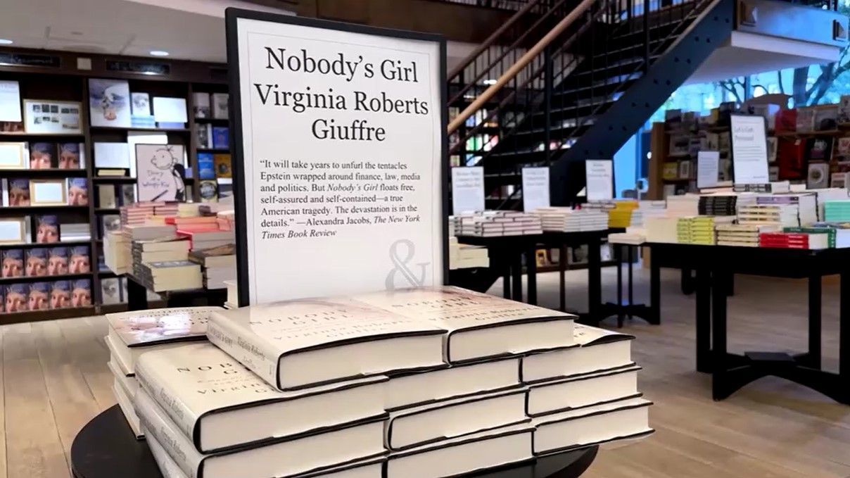 Um livro de memórias de Virginia Giuffre, que acusou o príncipe Andrew do Reino Unido de abusar sexualmente dela quando adolescente, foi colocado à venda em livrarias do mundo todo nesta terça-feira (21) • REUTERS / UK POOL / NBC ARCHIVES