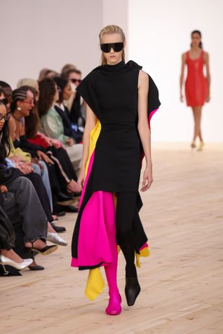 Desfile da Loewe na Semana de Moda de Paris • Peter White/Getty Images