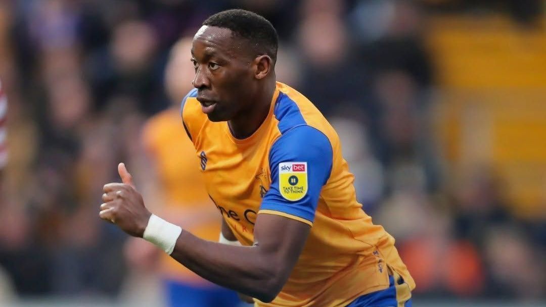 Lucas Akins, jogador do Mansfield Town, da terceira divisão inglesa