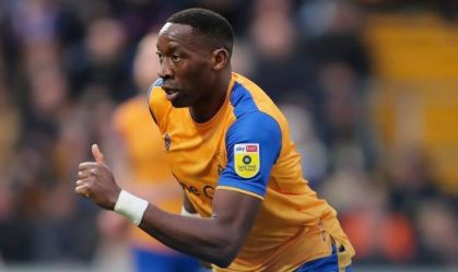 Lucas Akins, jogador do Mansfield Town, da terceira divisão inglesa
