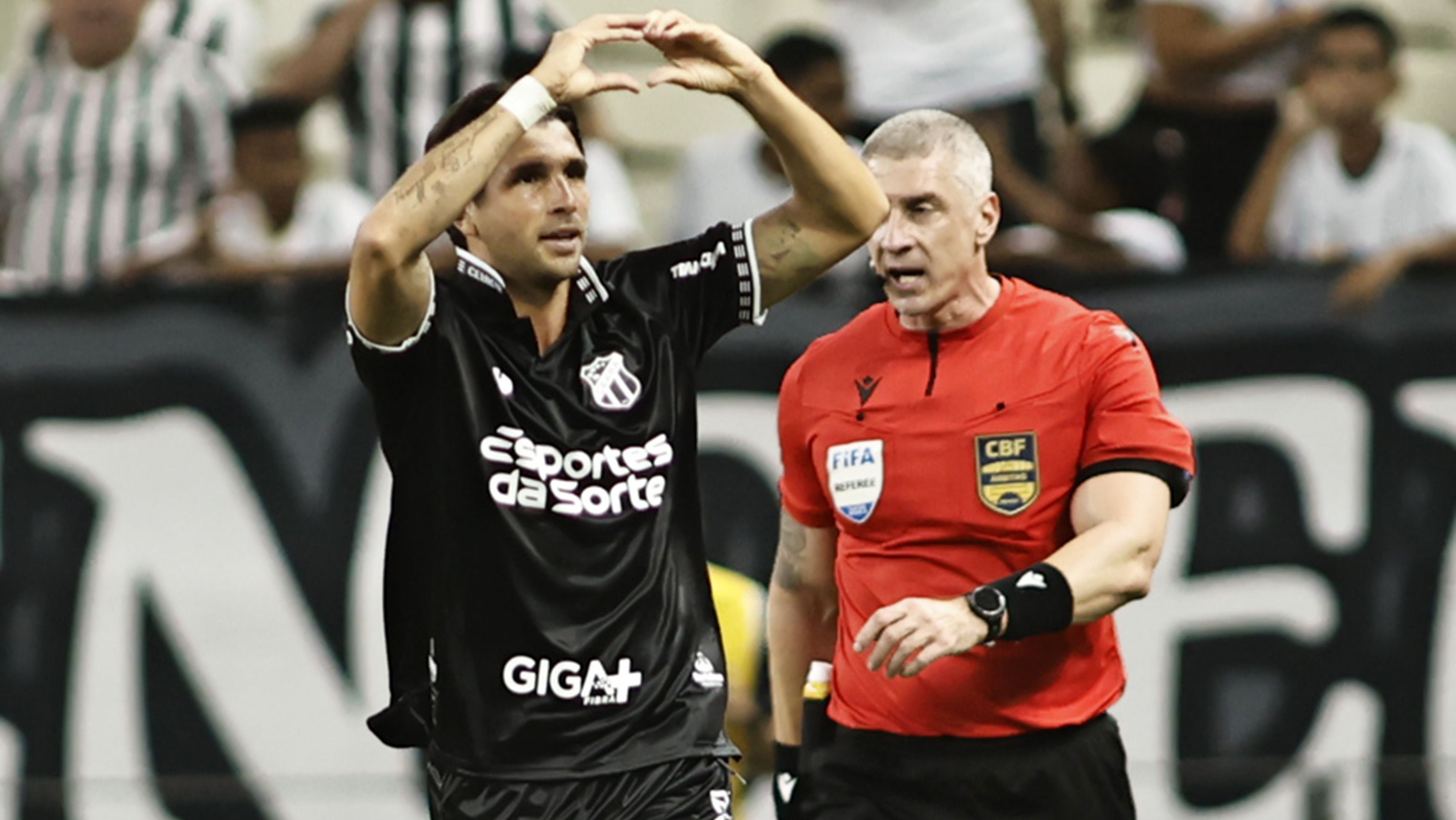 Lucas Mugni, do Ceará, comemorando o gol contra o Santos, pelo Brasileirão