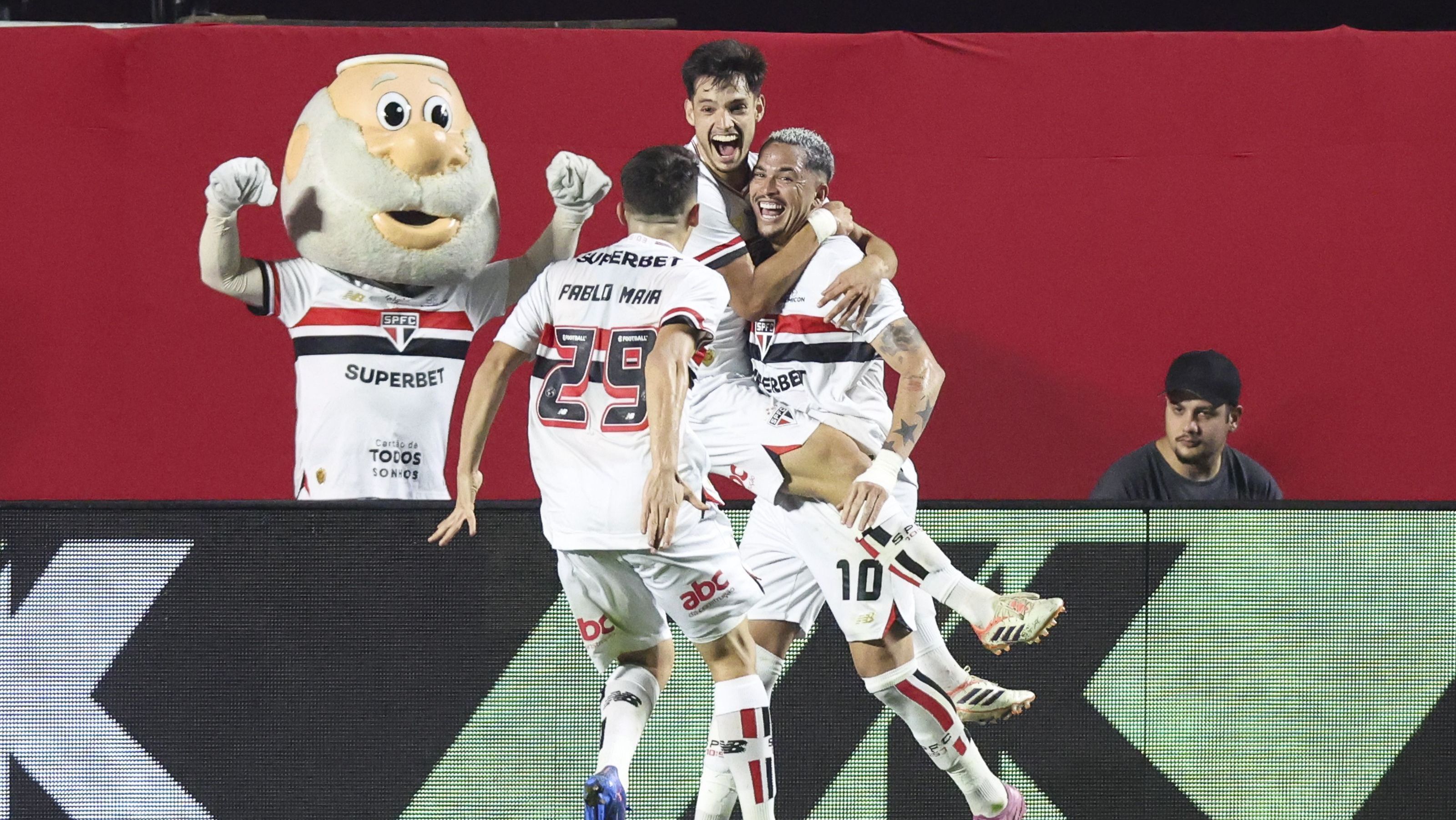 Jogadores do São Paulo comemorando um dos gols na vitória sobre o Bahia, pelo Brasileirão