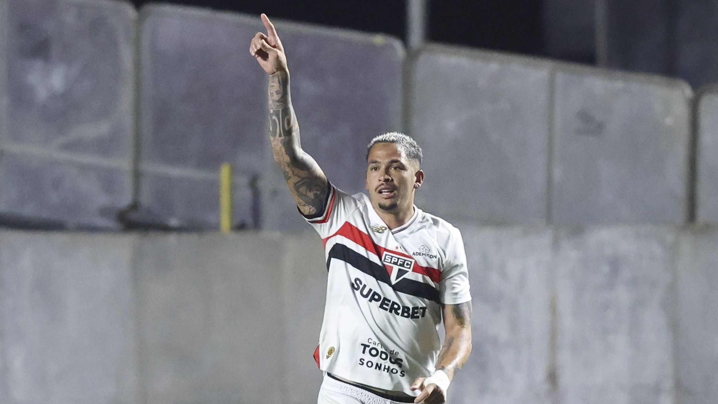 Luciano, do São Paulo, comemorando seu gol contra o Bahia