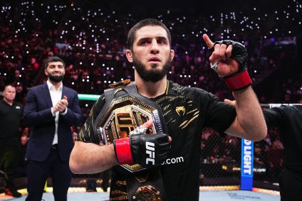 Islam Makhachev com cinturão após vitória sobre o brasileiro Renato Moicano, em janeiro de 2025