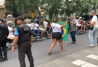 Moradores protestam após megaoperação que deixou mais de 100 mortos no Rio