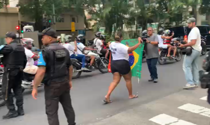Moradores protestam após megaoperação que deixou mais de 100 mortos no Rio