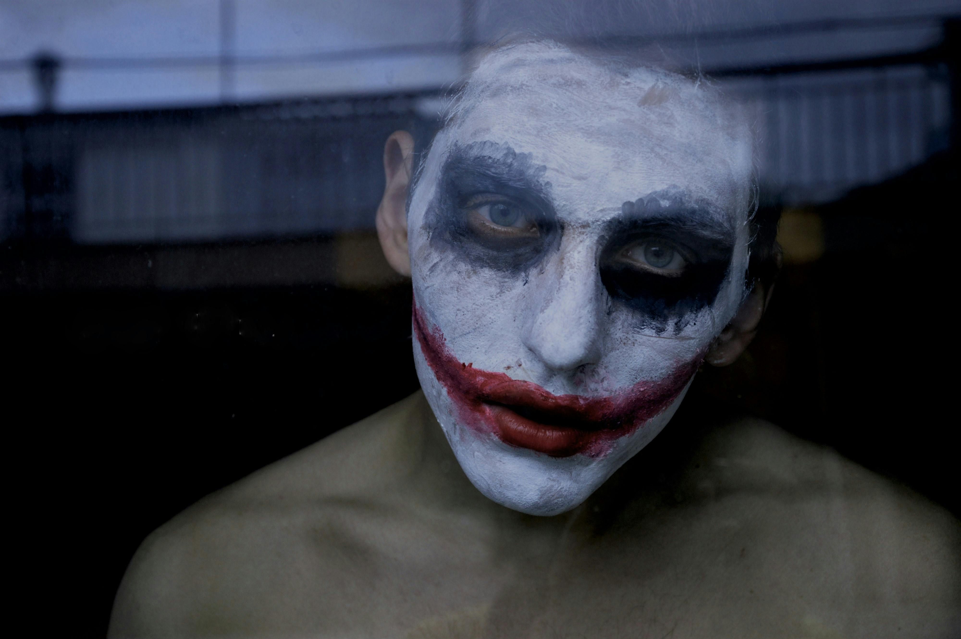 Homens adotam a maquiagem como parte do visual de Halloween, explorando estilos que vão do realismo sombrio às produções inspiradas em personagens de cinema e séries.