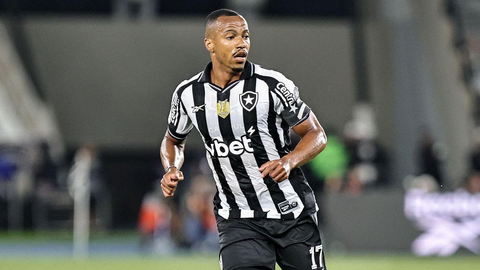 Marlon Freitas, do Botafogo, em campo contra o Flamengo