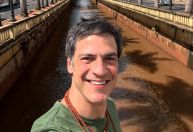 Mateus Solano explica por que deu tapa em celular de fã durante peça