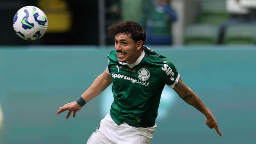 Mauricio, do Palmeiras, em disputa de bola