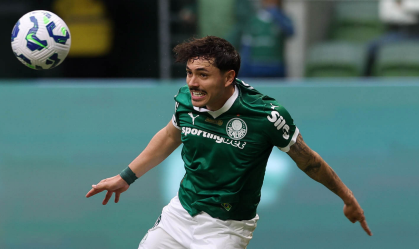 Mauricio, do Palmeiras, em disputa de bola