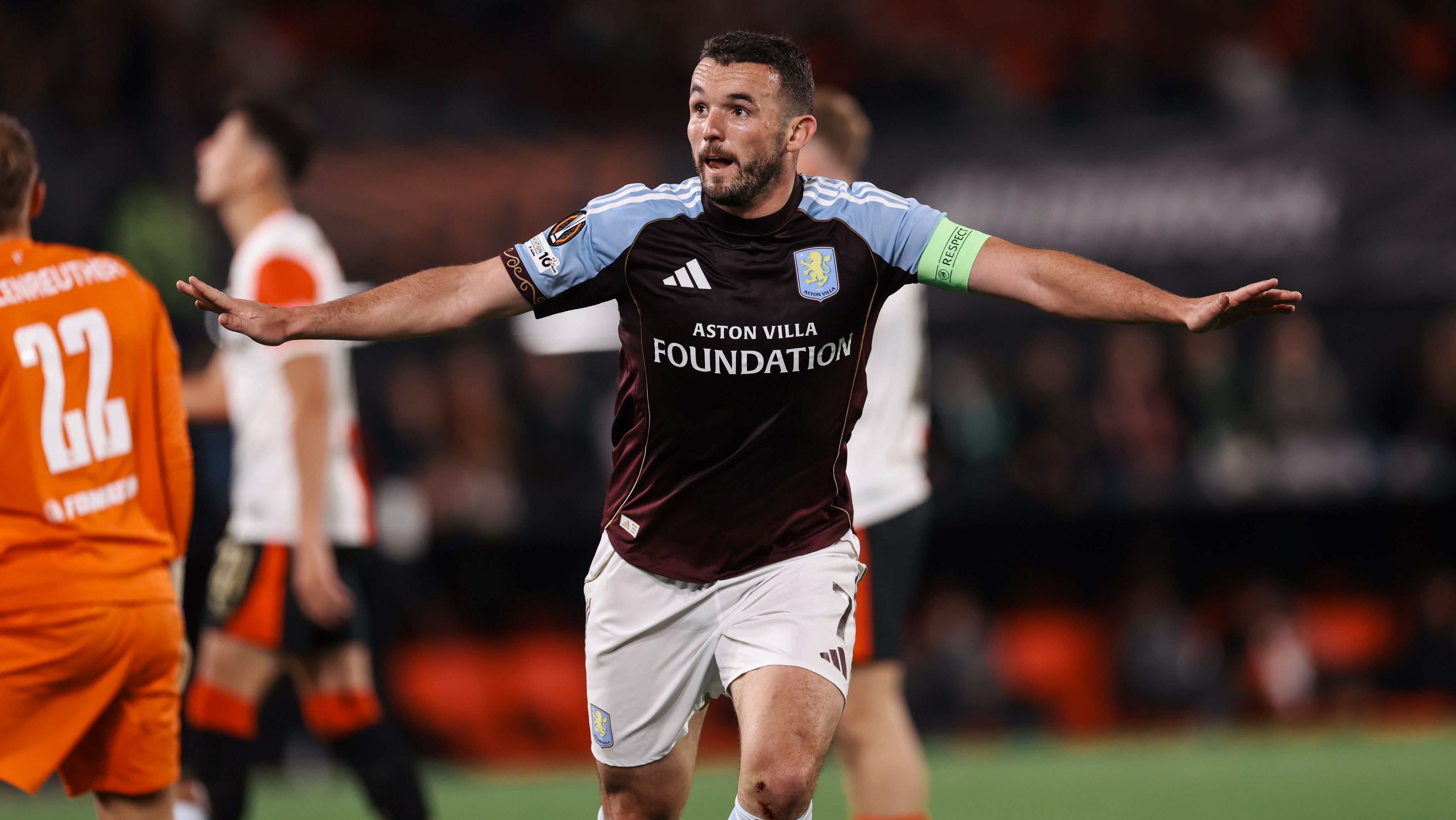 John McGinn, do Aston Villa, comemorando o seu gol sobre o Feyenoord, pela Liga Europa