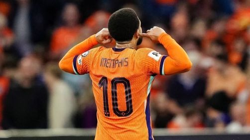 Memphis Depay marcou de pênalti contra a Finlândia nas Eliminatórias da Copa