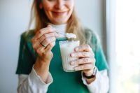Por que a mulher sente mais fome na menopausa? Entenda