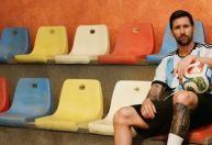 Com referências a 2022 e taça ao lado, Messi posa com a Trionda para Adidas